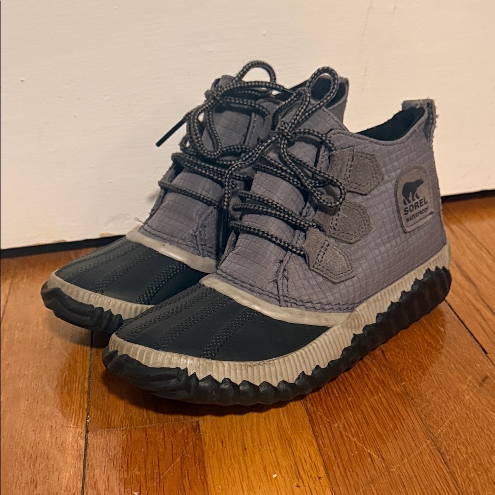 Sorel Womens Gray and Black Shoes